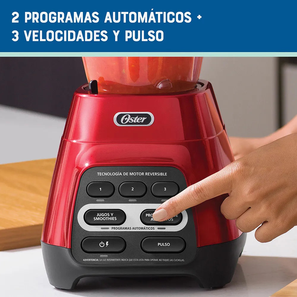 Licuadora Oster® roja con programas automáticos, tecnología reversible y vaso Blend-N-Go BLSTPYG1310RBG